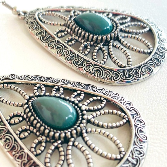 Vintage Silver Toned Filigree Teardrop Boho Chic Earrings with Green Faux Stone - Picture 2 of 3